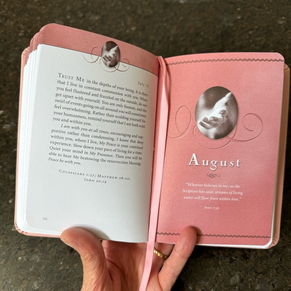 Jesus Calling Daily Devotional Pink Imitation Leather with Scripture References - Picture 3 of 6